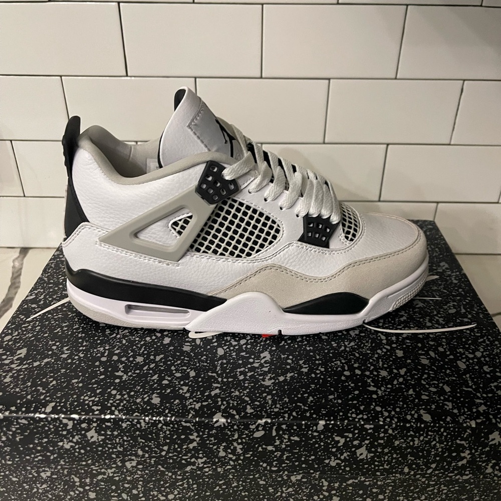 Men’s Jordan Retro 4 Military Black Size 7. New with box. Ships fast.